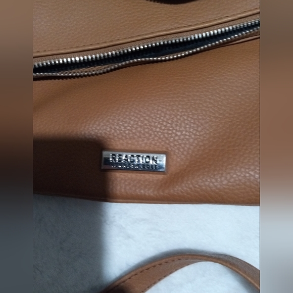 Kenneth Cole Reaction Crossbody Bag. Great condition.  Gently used.  CLEAN. - Picture 3 of 8